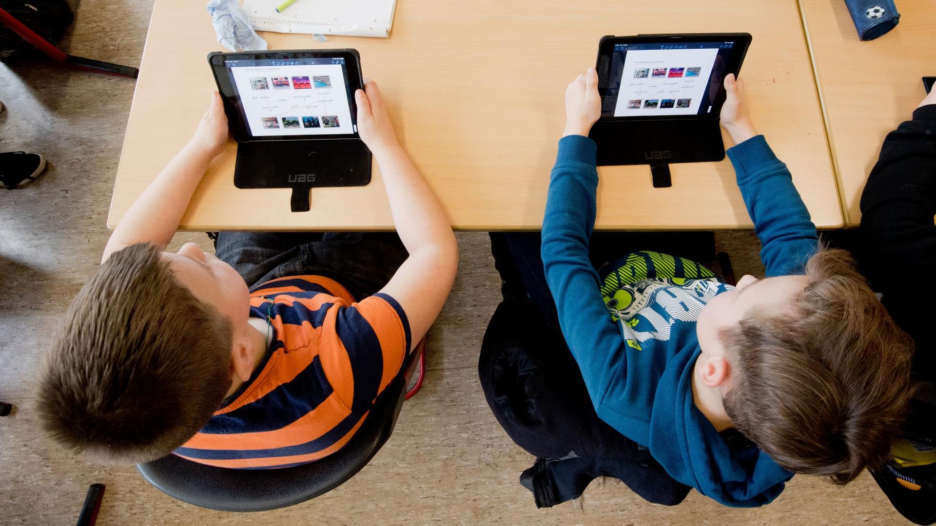 Eher Ausnahme als die Regel: Schüler einer 5. Klasse lernen mit iPads im Englischunterricht.