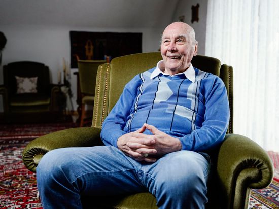 Der ehemalige Fußballspieler Horst Eckel lächelt während eines Gesprächs in seinem Wohnhaus.