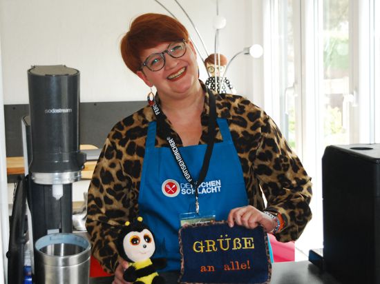 Lily van Daalen  mit Glücksbiene und selbstgenähtem Schürzenaufsetzer, den sie in der ZDF-Sendung „Küchenschlacht“ als Topflappen nutzte.