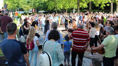 Im Vorfeld des „Schluss mit Krieg!“-Konzerts in der Jahnhalle: Ein „Flashmob“ im Annemasse-Garten vereint 400 Menschen im musikalischen Protest gegen Putins Angriffskrieg in der Ukraine. 