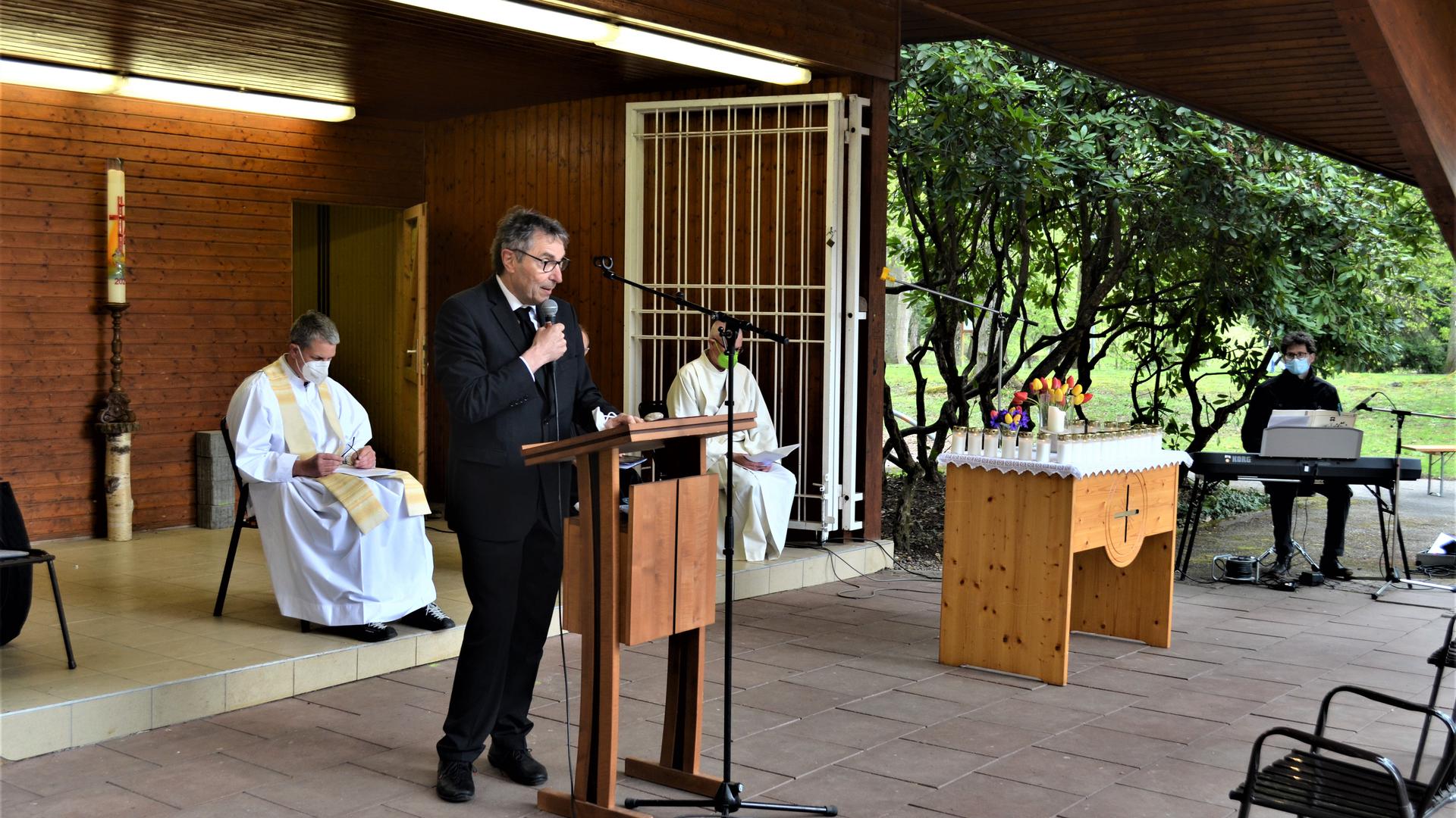 Christof Florus hielt eine Ansprache bei der Gedenkfeier zu Ehren der Corona-Pandemie Verstorbenen im Kurpark Bad Rotenfel