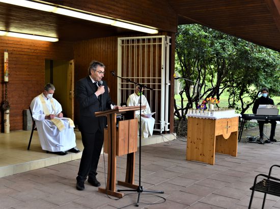 Christof Florus hielt eine Ansprache bei der Gedenkfeier zu Ehren der Corona-Pandemie Verstorbenen im Kurpark Bad Rotenfel
