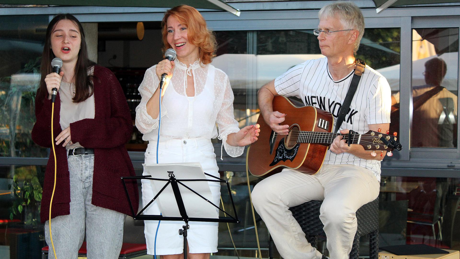 Mit Freude und Leidenschaft bei der Sache: Helmut Frey begleitet die Lieder von Julia und Nataliia Stakhorska (von links) an der Gitarre.