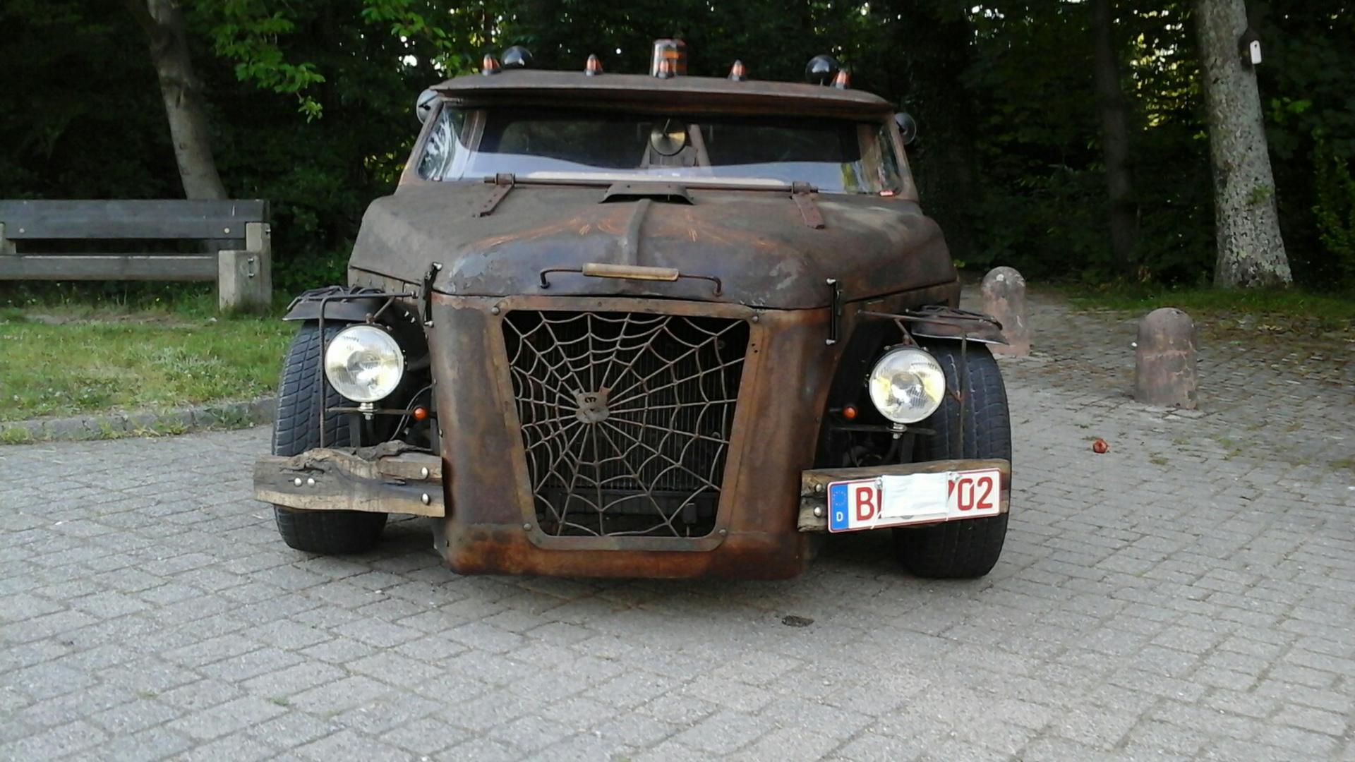 Braunes Fahrzeug von Willi Knörr, Tüftler aus Selbach 