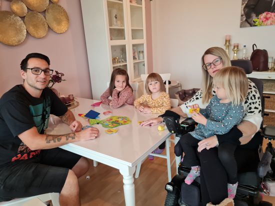 Sandra Schmeiser sitzt seit 2015 im Rollstuhl. Ehemann Matthias ist in Elternzeit. Zur Familie gehören noch zwei Hunde sowie zwei Katzen.