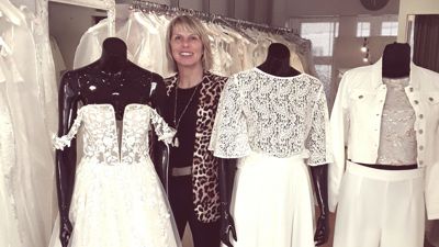 Die Brautmoden-Expertin Karin Finkbeiner weiß genau, was Frauen wollen, denn zum Second Hand Geschäft gehört auch eine Filiale mit neuen Kleidern. Etwa zwei Drittel der Kundinnen kauft neu, ein Drittel gebraucht. 