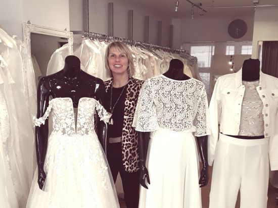 Die Brautmoden-Expertin Karin Finkbeiner weiß genau, was Frauen wollen, denn zum Second Hand Geschäft gehört auch eine Filiale mit neuen Kleidern. Etwa zwei Drittel der Kundinnen kauft neu, ein Drittel gebraucht. 