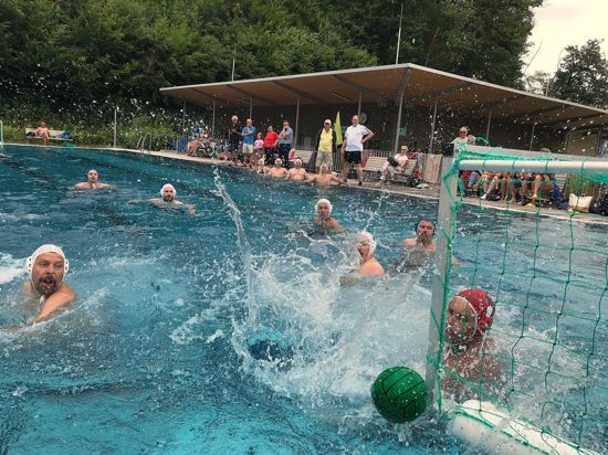 Wasserball wird im Waldseebad in Gaggenau gespielt. 