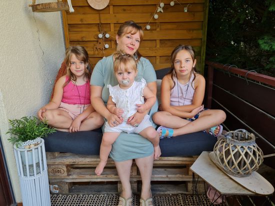 Vanessa Krmpotic aus Selbach mit Nesthäkchen Jolene sowie den Töchtern Mija und Elina (von links) sowie Lilly (fehlt, da mit Großeltern verreist) hoffen auf neuen Wohnraum in der Region.