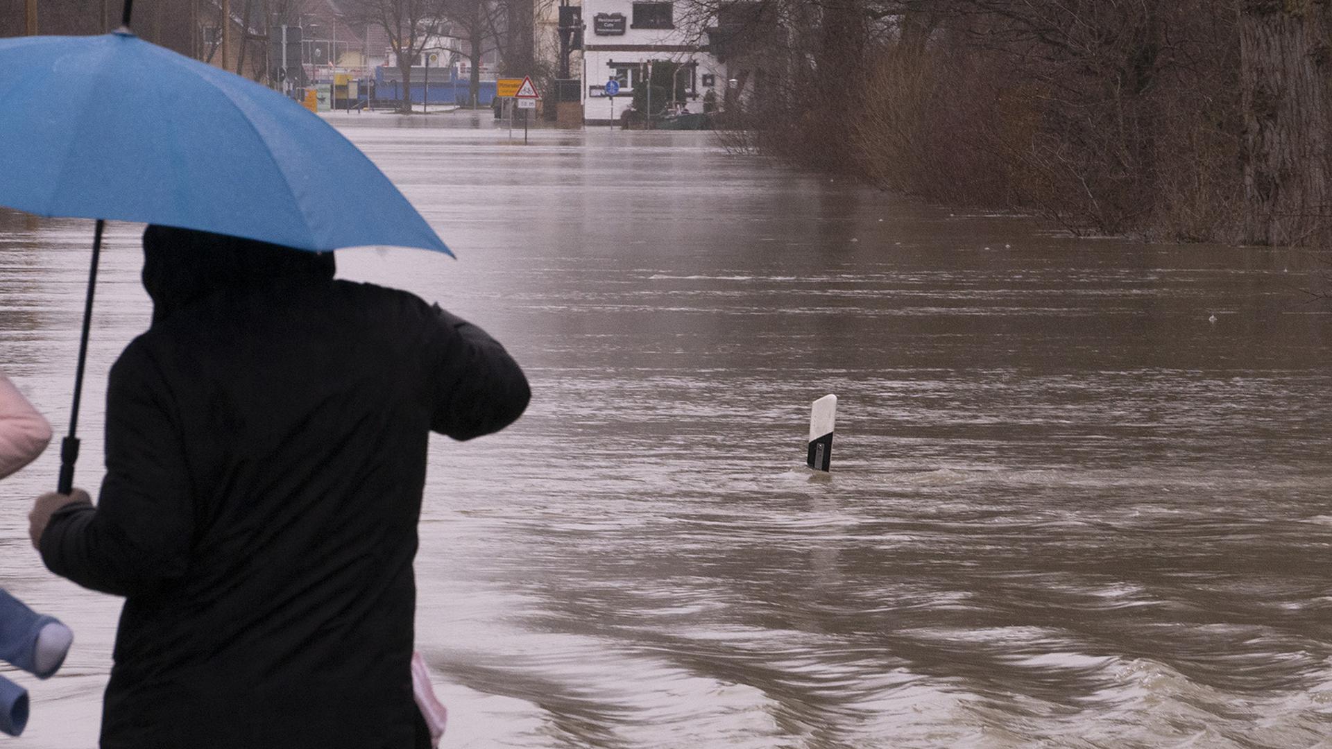 Achtung Hochwasser in der Fährstraße in Rastatt-Plittersdorf im Januar 2021: Die Rheinanliegergemeinden in Mittelbaden kritisieren die erneute Verzögerung beim Integrierten Rheinprogramm.