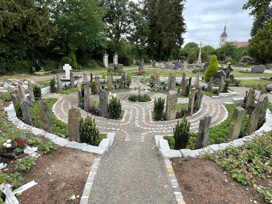 Formen aufbrechen und Individualität zulassen: Als eine Art Pionierprojekt soll der Bad Rotenfelser Friedhof dem geselligen Treiben für Bürger geöffnet werden. 