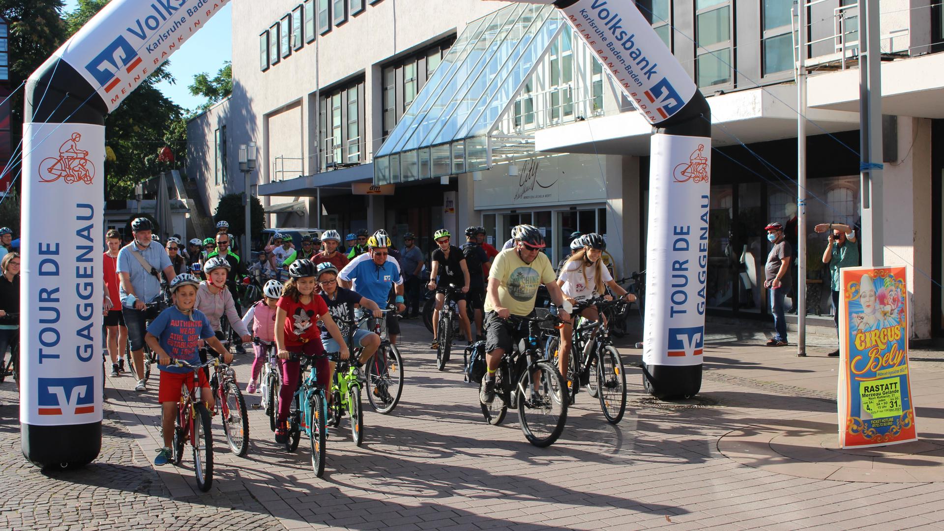 Generationen steigen wieder aufs Fahrrad, wenn am 11. September die Tour de Gaggenau durch die Große Kreisstadt führt. Unser Bild zeigt den Start im Jahr 2021, als pandemiebedingt auf ein Abschlussfest verzichtet werden musste.
