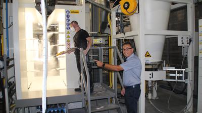 Neues Schmuckstück: Geschäftsführer Manfred Hornung (rechts) und Maschinenführer Raphael Werner an der automatischen Pulverbeschichtungsanlage, die bei Ho-Tec in Bad Rotenfels am Montag in Betrieb genommen wurde. 