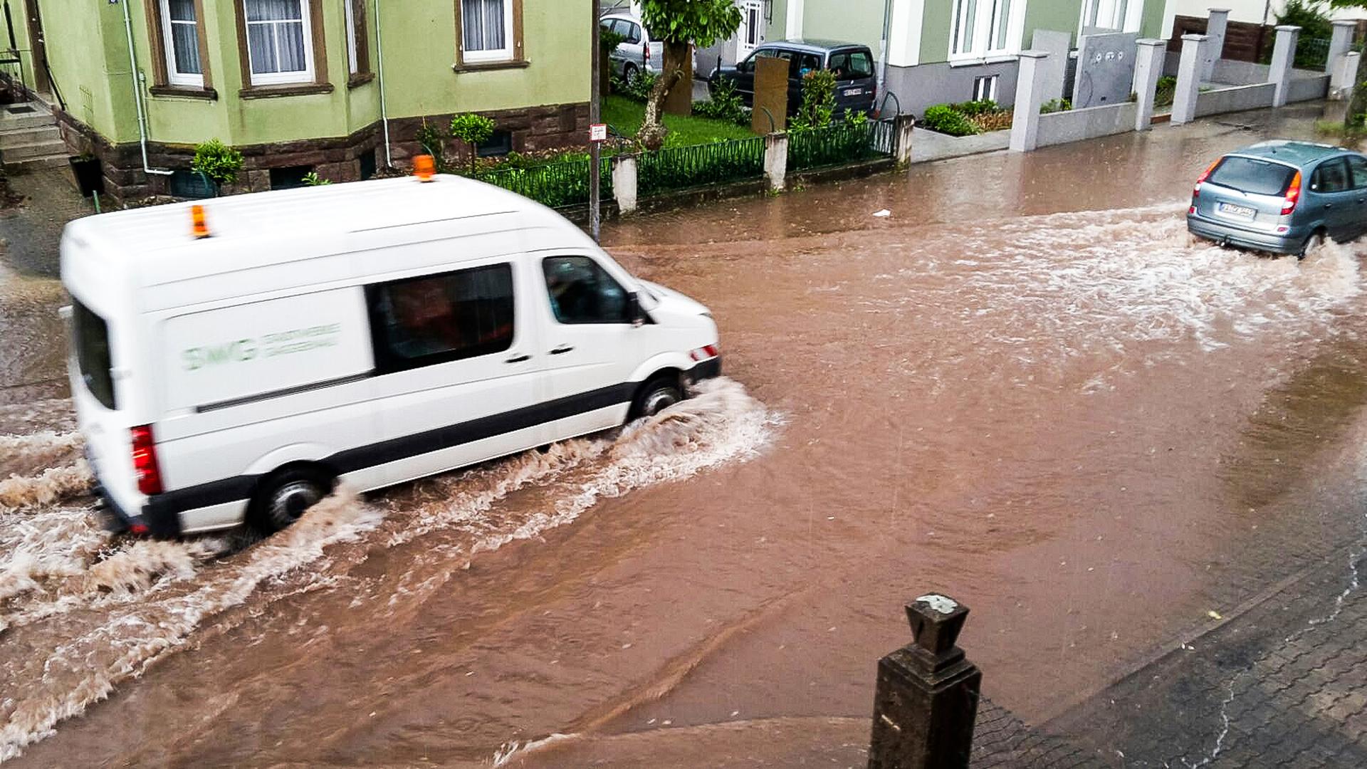 Gewitter sind oft mit Starkregen und Überflutungen verbunden, wie hier im Juni 2016 in der Jahnstraße in Gaggenau.