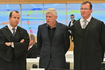 Wolfgang Hatz (Mitte) mit seinen Rechtsanwälten Jörg Habetha (links) und Gerson Trüg im September 2020 zu Prozessbeginn vor dem Landgericht München.  Foto: Peter Kneffel/dpa
