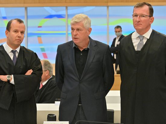 Wolfgang Hatz (Mitte) mit seinen Rechtsanwälten Jörg Habetha (links) und Gerson Trüg im September 2020 zu Prozessbeginn vor dem Landgericht München.  Foto: Peter Kneffel/dpa