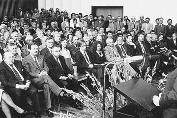  Viele Menschen sitzen in Stuhlreihen. Amtseinführung des neuen Oberbürgermeisters Thomas Schäuble 1984 im Bürgersaal des Gaggenauer Rathauses.