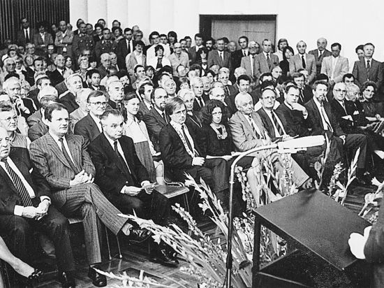  Viele Menschen sitzen in Stuhlreihen. Amtseinführung des neuen Oberbürgermeisters Thomas Schäuble 1984 im Bürgersaal des Gaggenauer Rathauses.