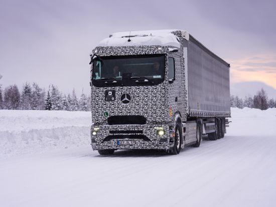 Ein eActros 600 in Finnland bei einer Erprobungsfahrt bei winterlichen Bedingungen. 