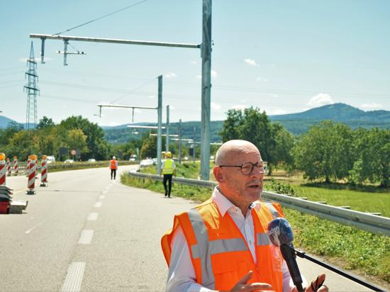 Der baden-württembergische Verkehrsminister Winfried Hermann besucht die Baustelle für das Oberleitungs-Projekt eWayBW im Murgtal.