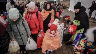 Geflüchtete warten an der ukrainsch-polnischen Grenze in Medyka auf den Bus für den Weitertransport. Hier kommen täglich zahlreiche Menschen an, die vor dem Krieg in der Ukraine fliehen.