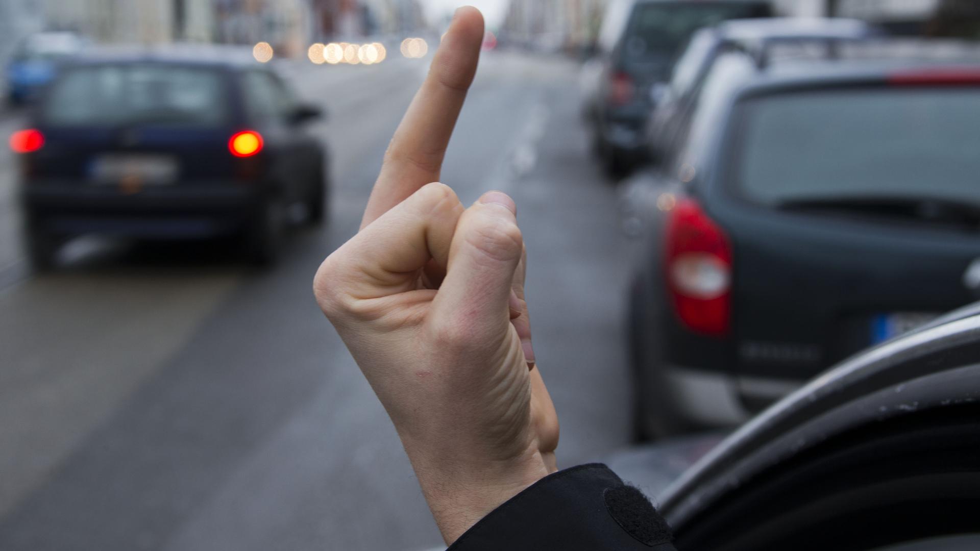 Weil er einem anderen Autofahrer den Mittelfinger gezeigt hat, muss ein 25 Jahre alter Gaggenauer 3.000 Euro bezahlen. (Symbolfoto)