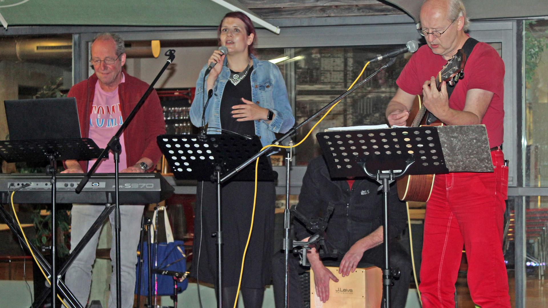 „Female Singer Akustik-Rock und Pop“ aus Baden-Baden: Die Band „Dirty Laundry“ hat bei ihrem Auftritt in Gaggenau unter anderem Songs von Blondie und Simon & Garfunkel im Gepäck.