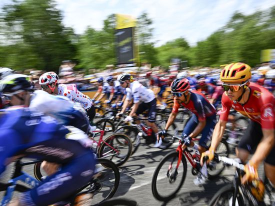 Radsport: UCI WorldTour - Tour de France, Vulcania - Issoire (167,20 km), 10. Etappe: Die Fahrer beim Start. +++ dpa-Bildfunk +++