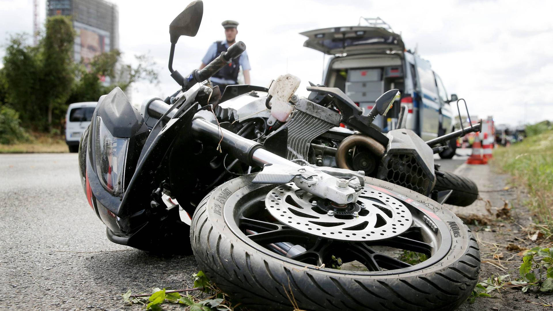 Ein Motorrad liegt nach einem Unfall auf der Straße. Foto: David Young/dpa