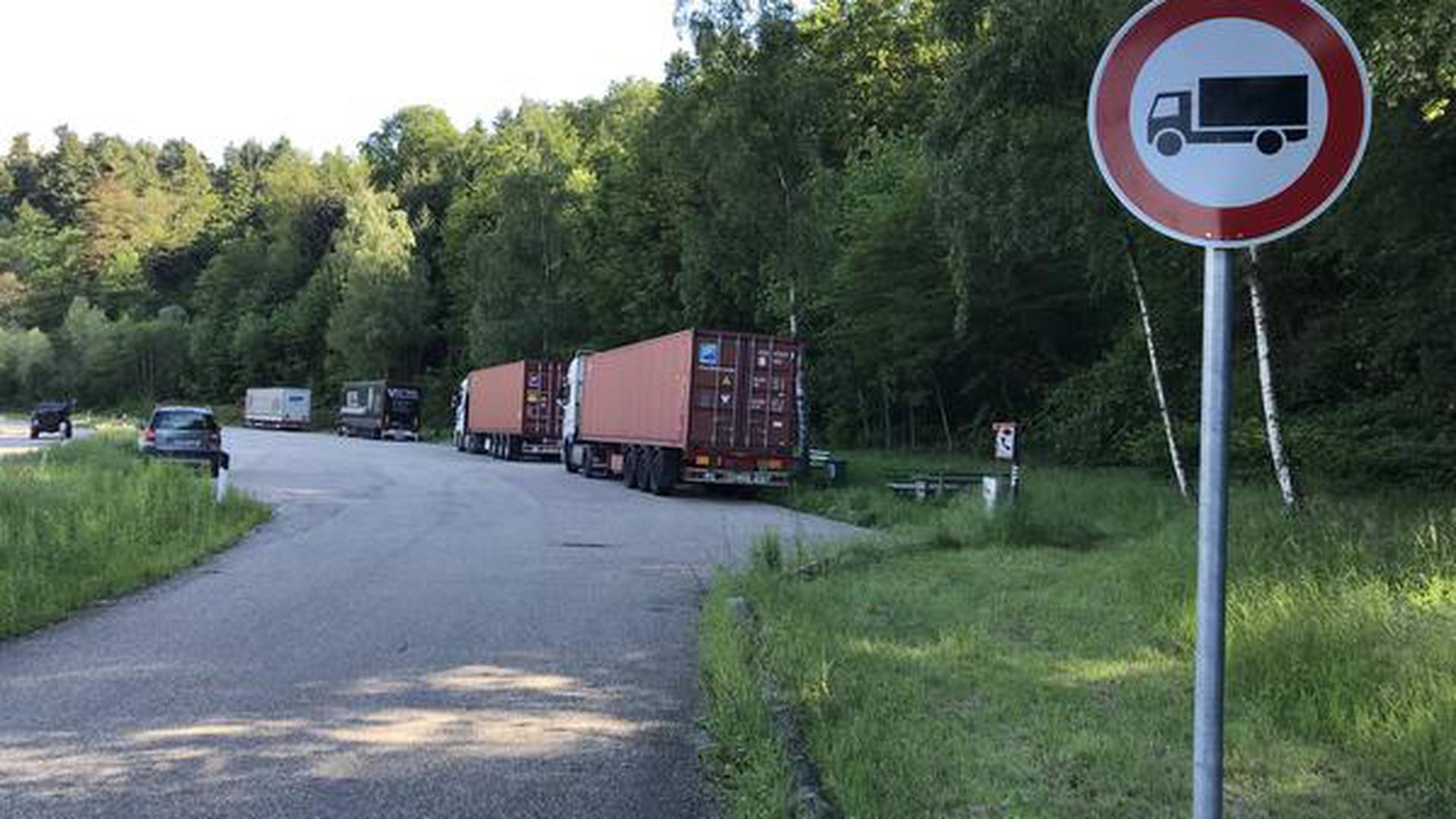 Trotz Verbot: Lastwagen-Fahrer machen nach wie vor auf dem Amalienberg-Parkplatz an der B 462 bei Gaggenau Rast.