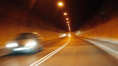 Ein Auto fährt durch den Schwarzwälder Gernsbach-Tunnel (Kreis Rastatt, Aufnahme vom 21.04.2007). Der Tunnel erhielt beim ADAC-Tunneltest 2007 nur die Note "bedenklich". Gegenverkehr in nur einer Röhre, Lkw-Anteil von 15 Prozent, uneingeschränkter Gefahrguttransport - nach Aussage der Tester birgt die Durchfahrt hohe Risiken. Der Autoclub hatte bei seinem neunten derartigen Test, der am Donnerstag (26.04.2007) veröffentlicht wurde, 51 Tunnel in 13 europäischen Ländern genauer unter die Lupe genommen. Foto: Uli Deck dpa/lsw ACHTUNG SPERRFRIST 26. April, 10.00 Uhr +++(c) dpa - Bildfunk+++