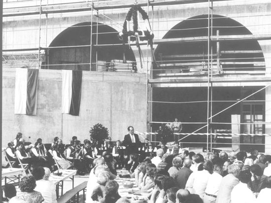 Parkhotel Stadthotel 
Richtfest 1982 
damaliger Oberbürgermeister Helmut Dahringer  (stehend hinten)
Erbauer war der schweizer Architekt Justus Dahinden