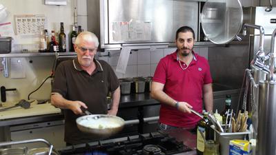 Agostino Mimmo mit Sohn Antonio in der Küche von Tonis Pizza in Gaggenau