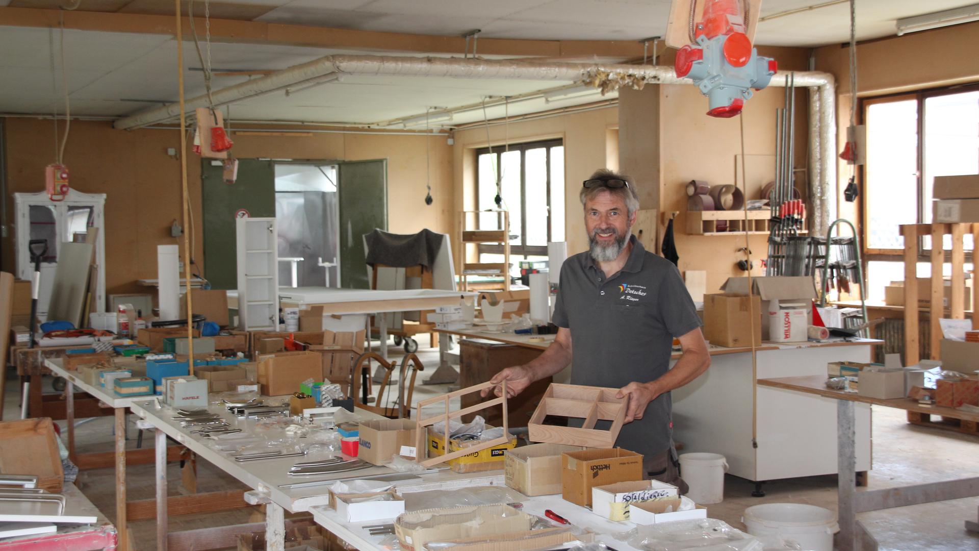 Mehrere Optionen für die Zukunft: Schreinermeister Alexander Rieger in seiner Werkstatt.