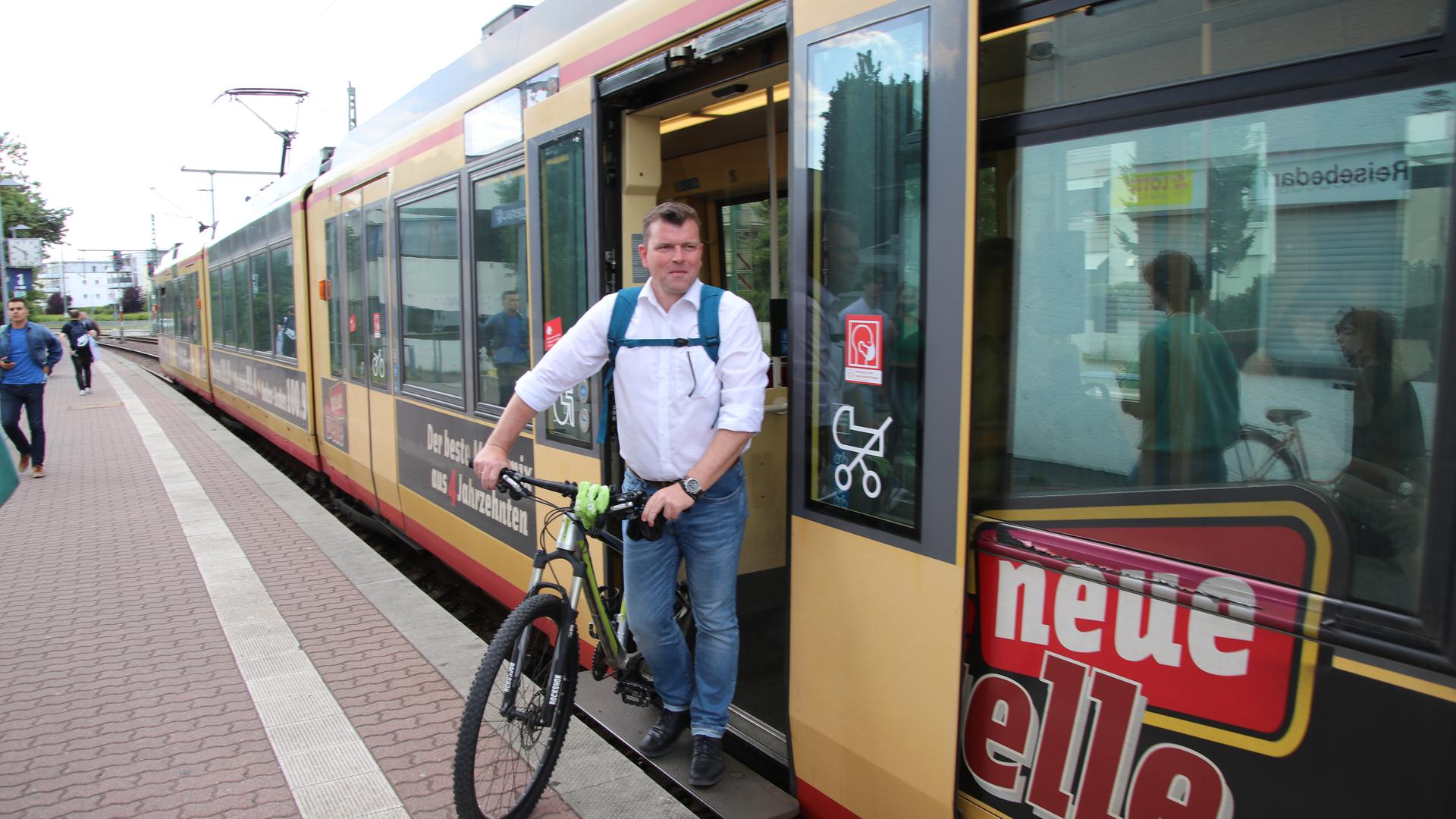 Umweltschonend zur Arbeit und zurück: Thorsten Antkowiak nutzt gerne die Stadtbahn und sein Mountainbike. 