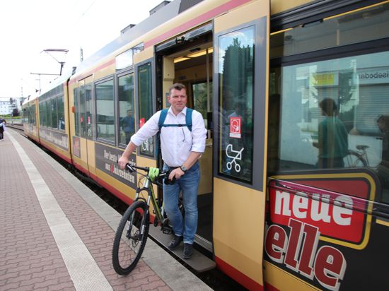 Umweltschonend zur Arbeit und zurück: Thorsten Antkowiak nutzt gerne die Stadtbahn und sein Mountainbike. Foto: Hartmut Metz