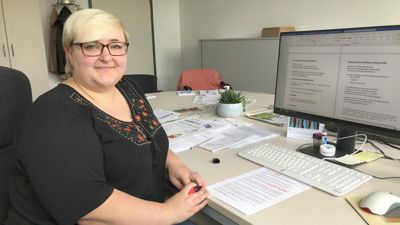 Die Fachfrau: Svenja Heck hat im Studium ihren Schwerpunkt auf die Leichte Sprache gelegt. Nun ist sie im Gaggenauer Büro für Leichte Sprache für die Übersetzungen und die Prüfgruppe zuständig.