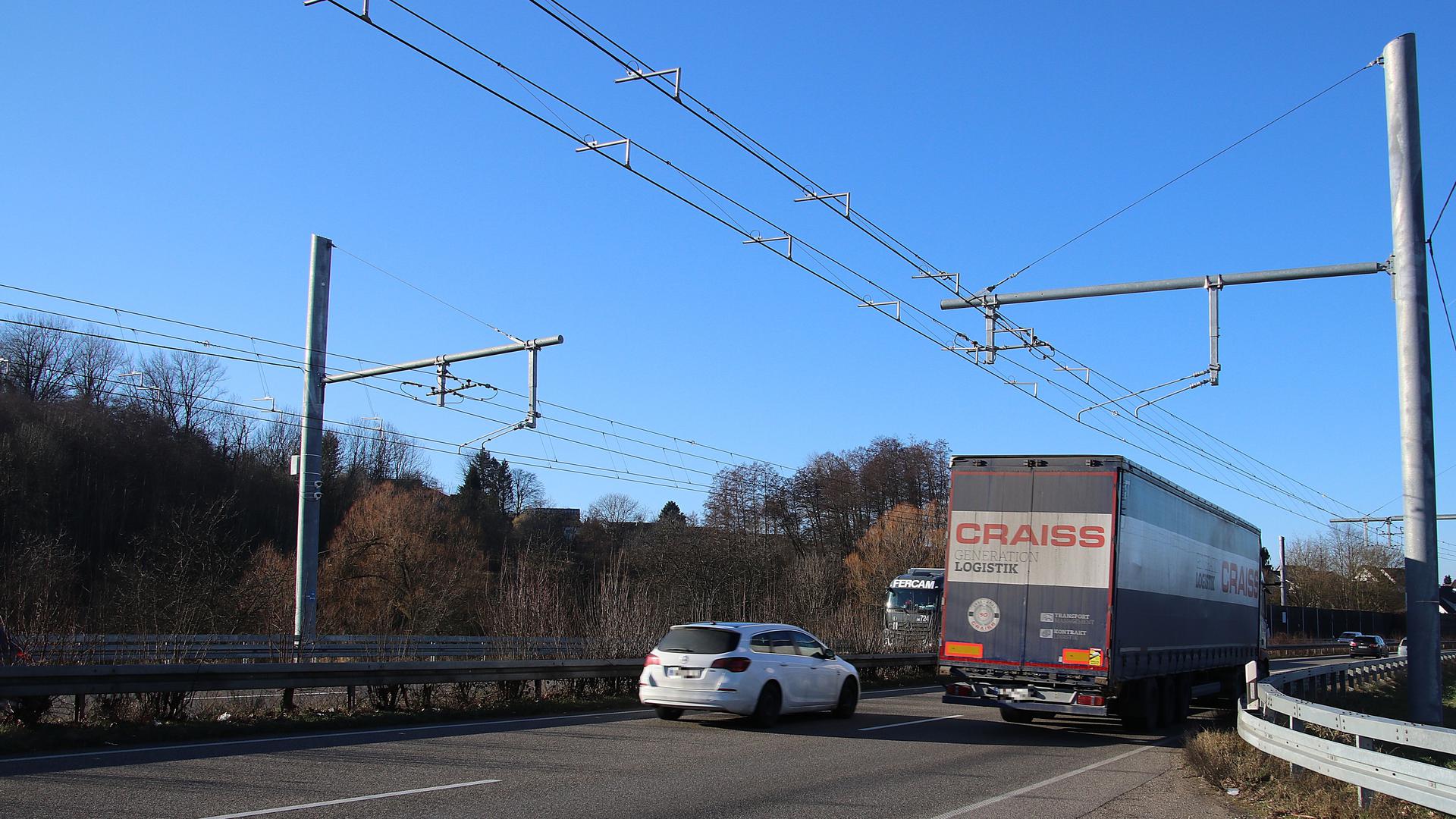 Autobahn mit Oberleitungen für Laster