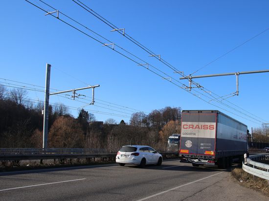 Autobahn mit Oberleitungen für Laster
