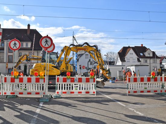Wegen Bauarbeiten bleibt der Bahnübergang an der Theodor Bergmann Straße bis auf weiteres gesperrt. An den Wochehenden ist ein Schienenersatzverkehr eingerichtet. 