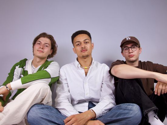 Live-Podcast „Trio and Friends“ in Gaggenau: Links ist Joshua Dorfner zu sehen, in der Mitte Benedict Haupt und rechts Leonard Zilles.