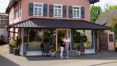 Familienbetrieb im besten Sinne: Rebekka und Max Liedtke mit Sohn Henry vor der eigenen Bäckerei in der Eichelbergstraße in Bad Rotenfels.