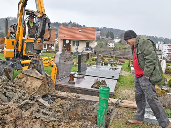 Geologe Gerd Glomb begutachtet den Untergrund einer nicht mehr genutzten Grabstätte auf dem katholischen Friedhof in Gernsbach. Für die Bestattungsqualität sei der Untergrund entscheidend, sagt der Fachmann.