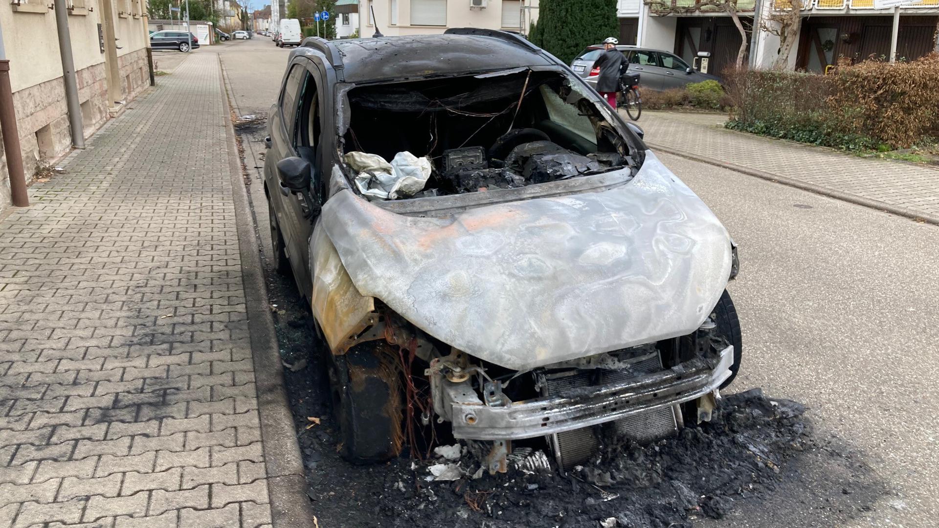Ausgebranntes Auto in der Hildastraße in Gaggenau. 