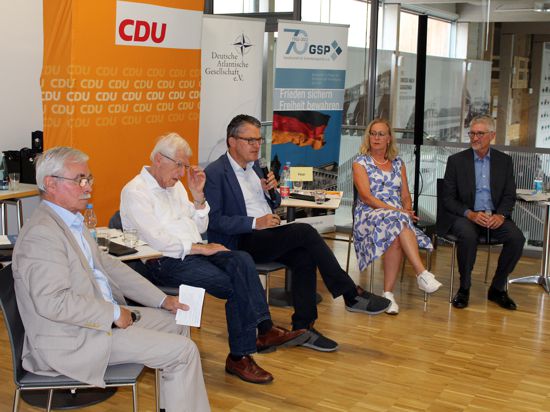 Das Foto zeigt von links: Rudolf Horsch, Franz Alt, Roderich Kiesewetter, Claudia Peter und Moderator Thomas Ihm.