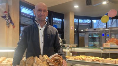 Michael Böhmer vom Café Brezels in Gaggenau präsentiert einen Korb mit Backwaren