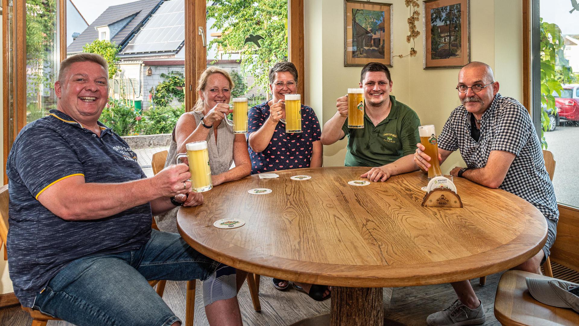 Gastwirt Patrick Raum (2. von rechts) freut sich über treue Stammgäste, die trotz Corona-Krise nicht nur den Biergarten im Kurpark, sondern auch die Gaststätte „Christophbräu“ besuchen.