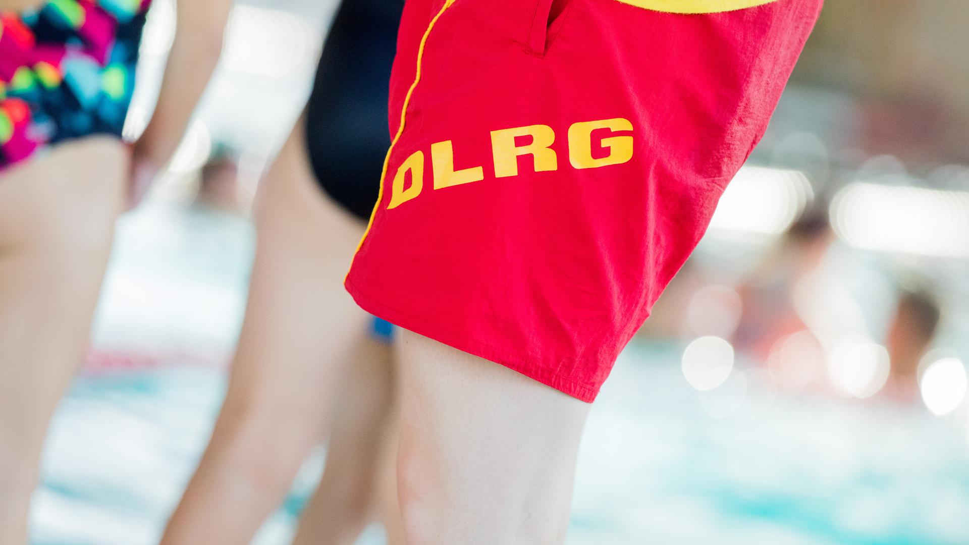 Eine Schwimmlehrerin bei einem Schwimmkurs für Kinder der DLRG. Schwimmbäder sind laut der Deutschen Lebens-Rettungs-Organisation (DLRG) in einem schlechten Zustand. Eine von der Organisation gestartete Petition, die einen bundesweiten Masterplan zur Rettung der Badeanstalten fordert, beschäftigt am Montag den Petitionsausschuss im Bundestag +++ dpa-Bildfunk +++