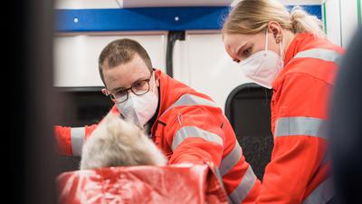 Rettungssanitäterin Emilee Krell  und der Notfallsanitäter Philipp Weiler vom Rettungsdienst Mittelbaden