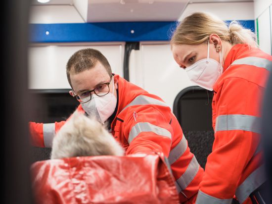 Rettungssanitäterin Emilee Krell  und der Notfallsanitäter Philipp Weiler vom Rettungsdienst Mittelbaden